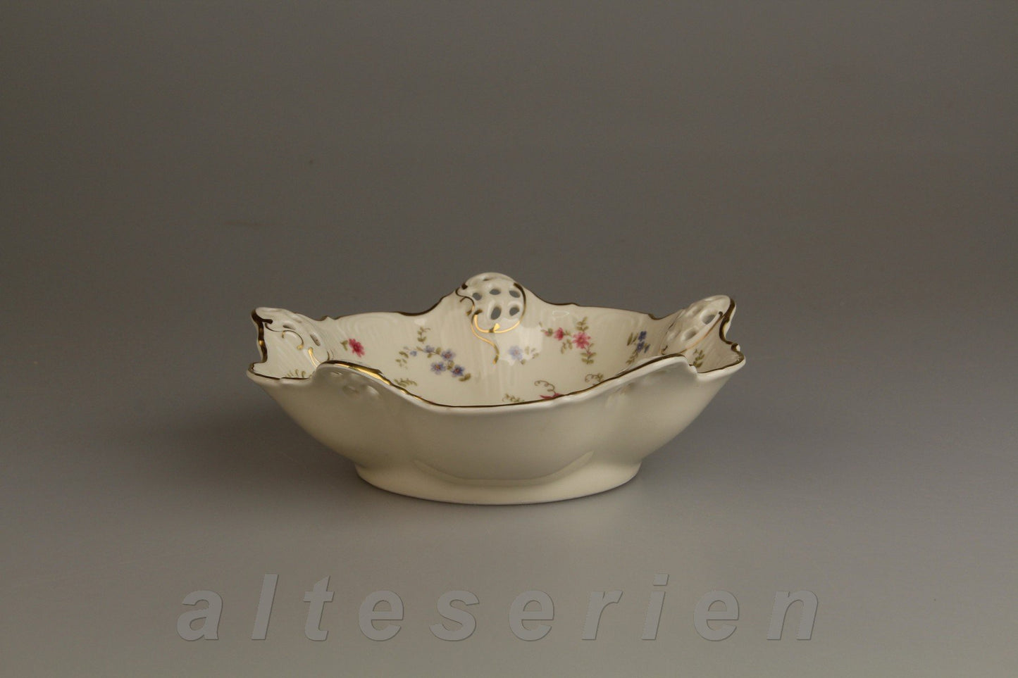 Schale mit Durchbruch