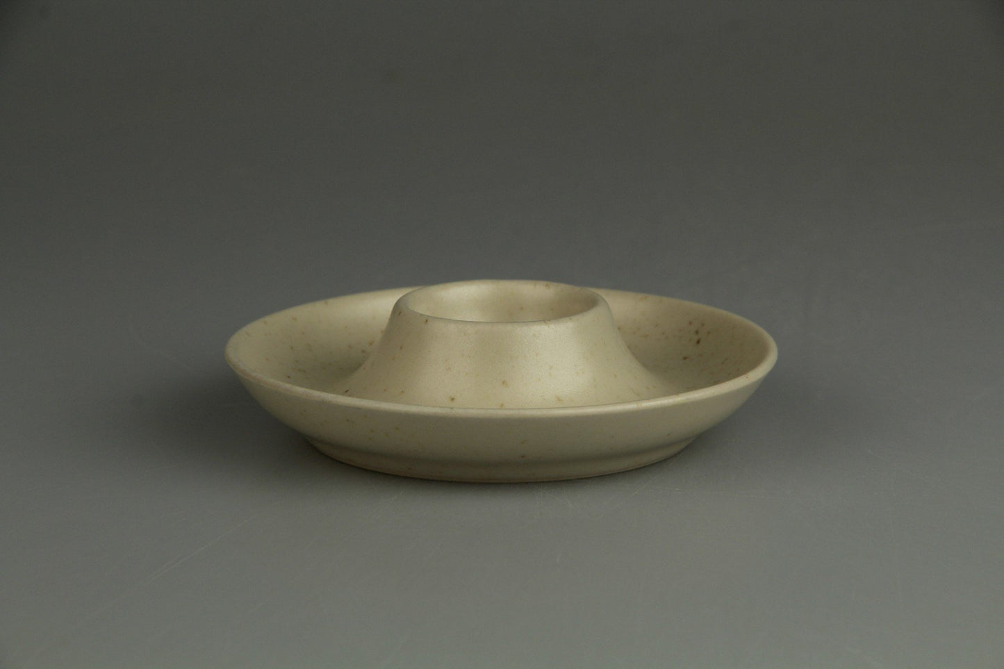 Eierbecher mit Schalenablage