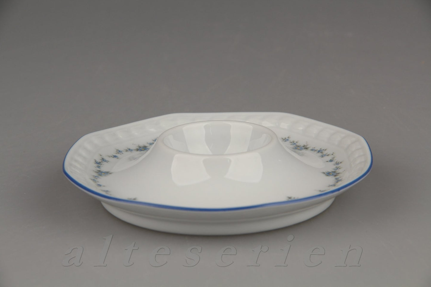 Eierbecher mit Schalenablage