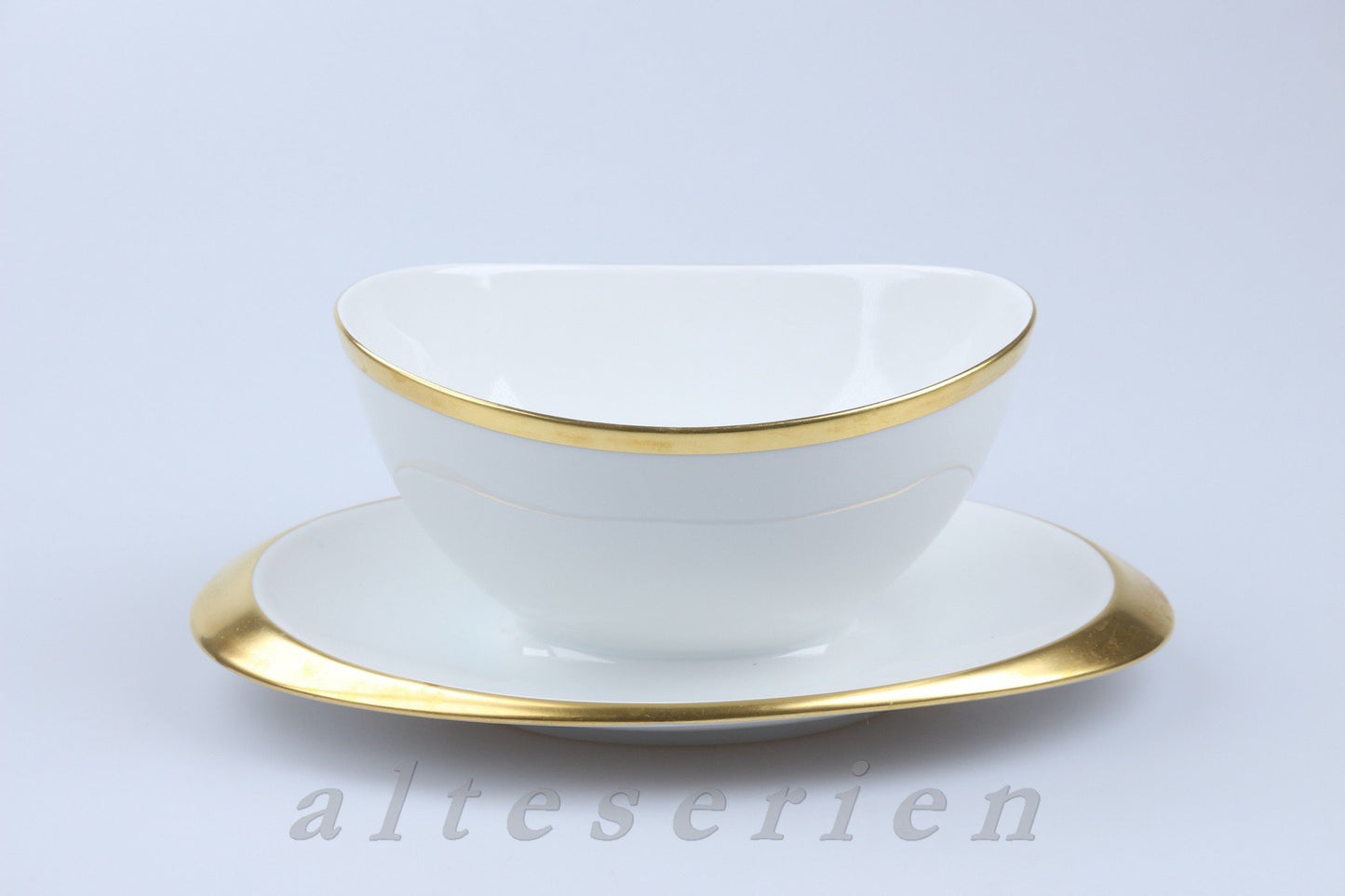 einteilige Sauciere mit Teller