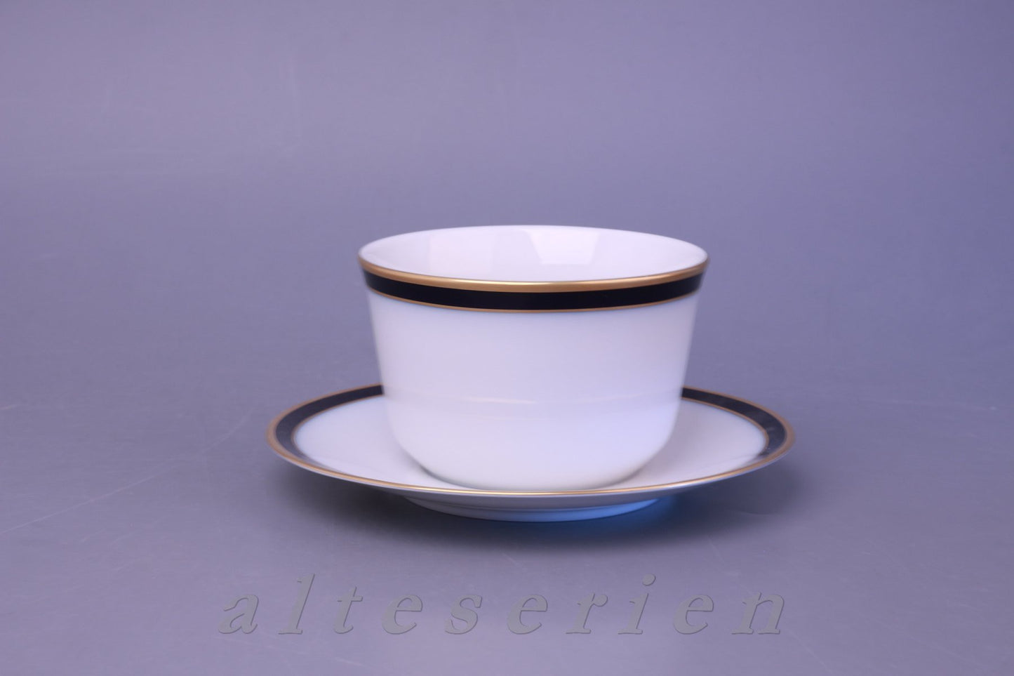 einteilige Sauciere mit Teller