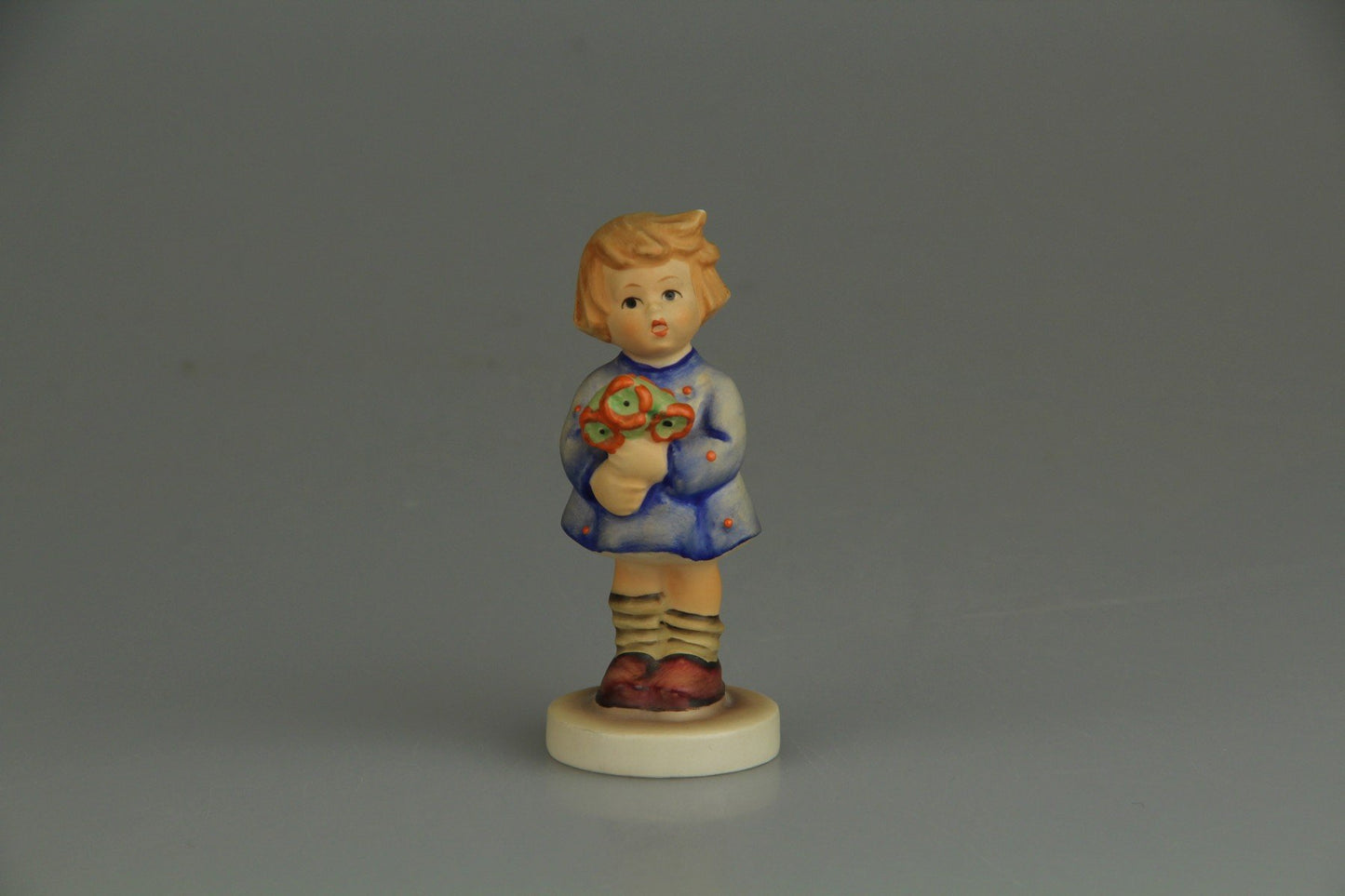 Mädchen mit Blumenstrauss