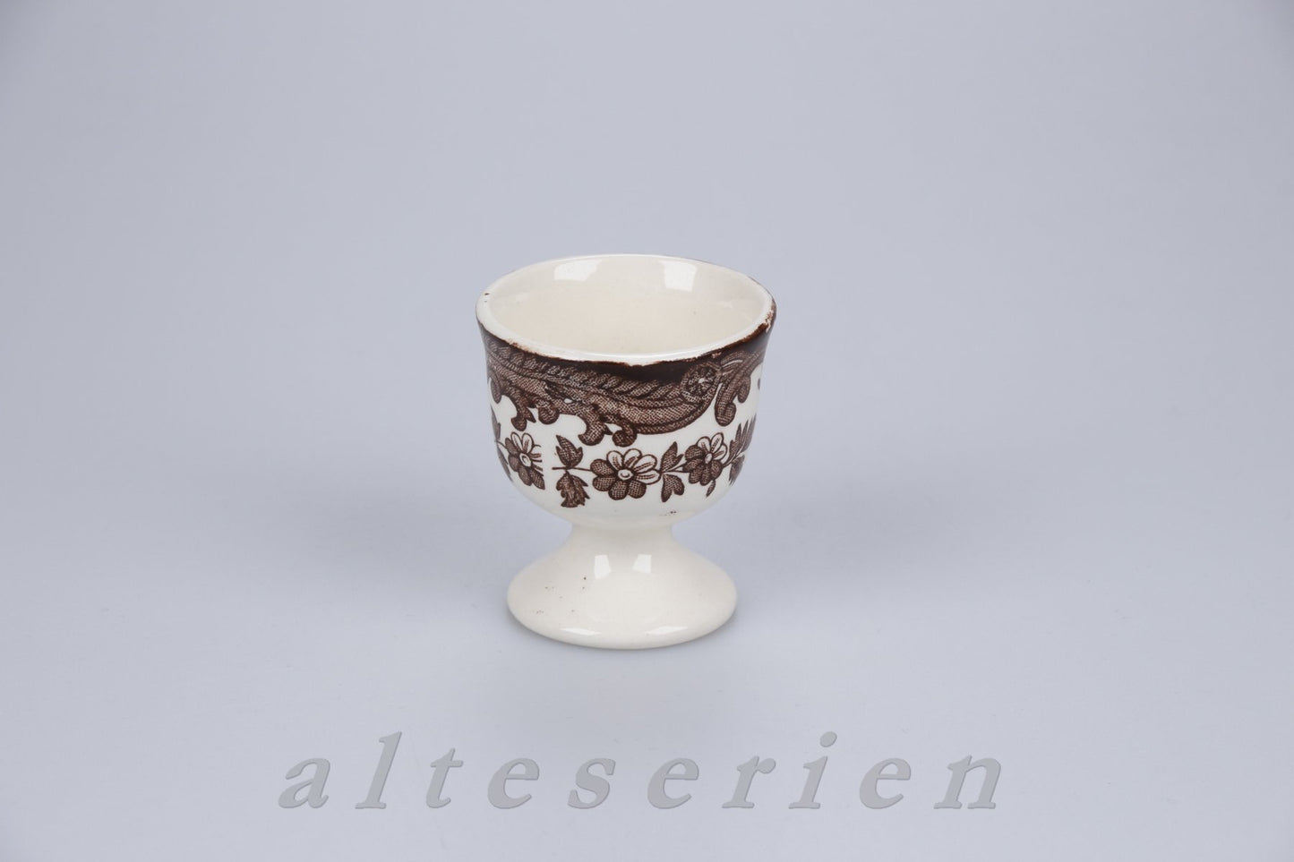 Eierbecher auf Fuß