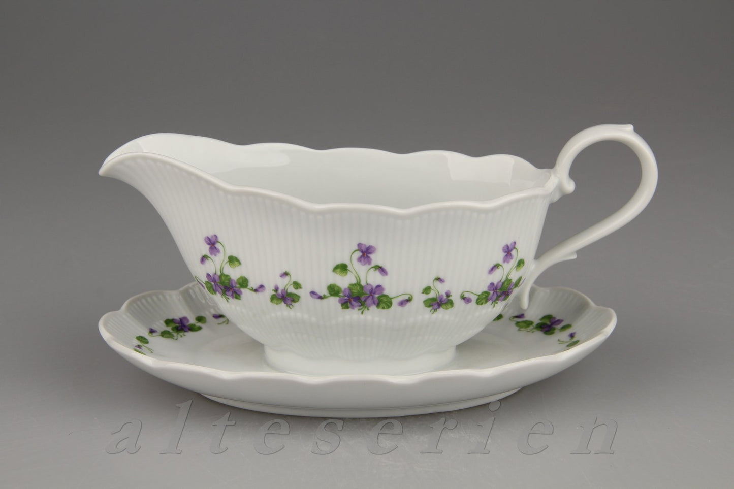 einteilige Sauciere mit Teller