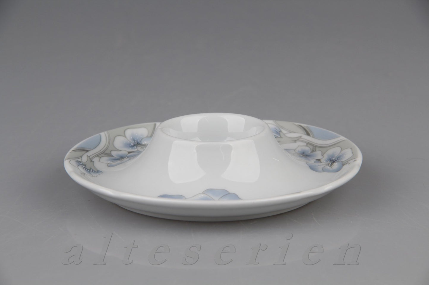 Eierbecher mit Schalenablage