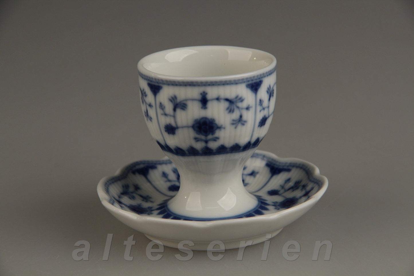 Eierbecher mit Schalenablage