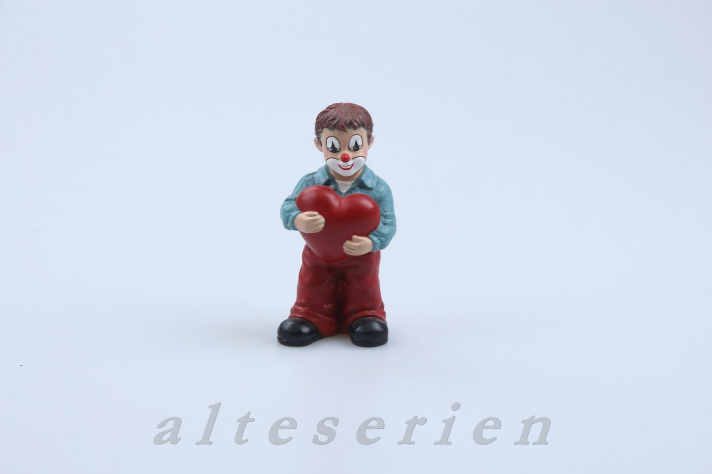 Figur stehend, mit Herz
