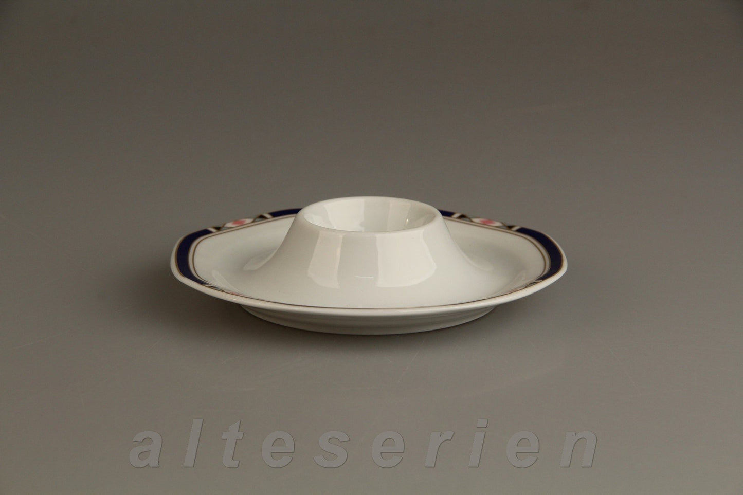 Eierbecher mit Schalenablage