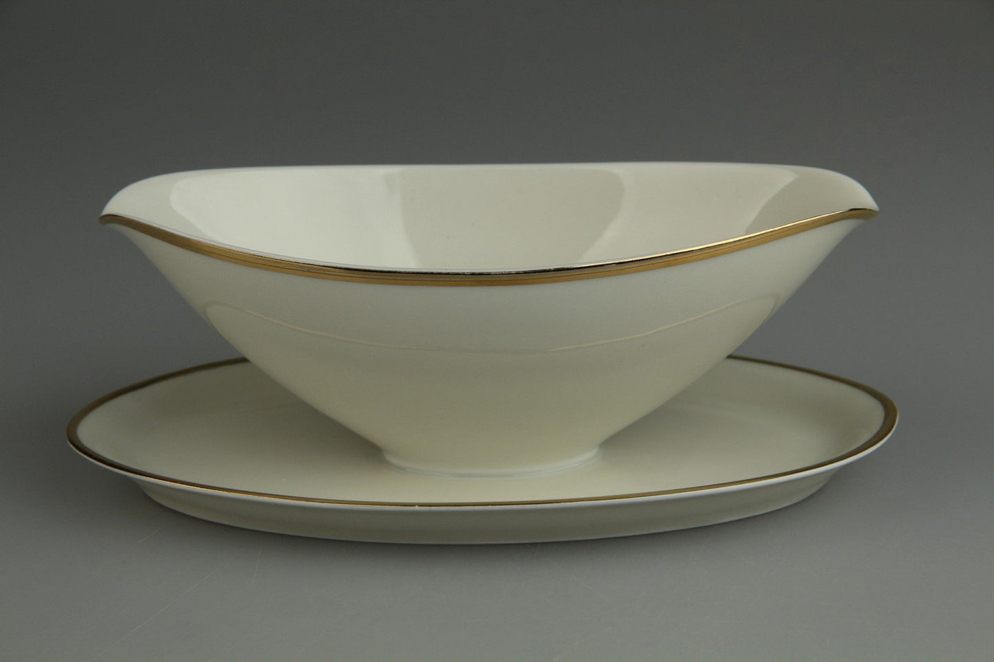 Sauciere mit Teller einteilig