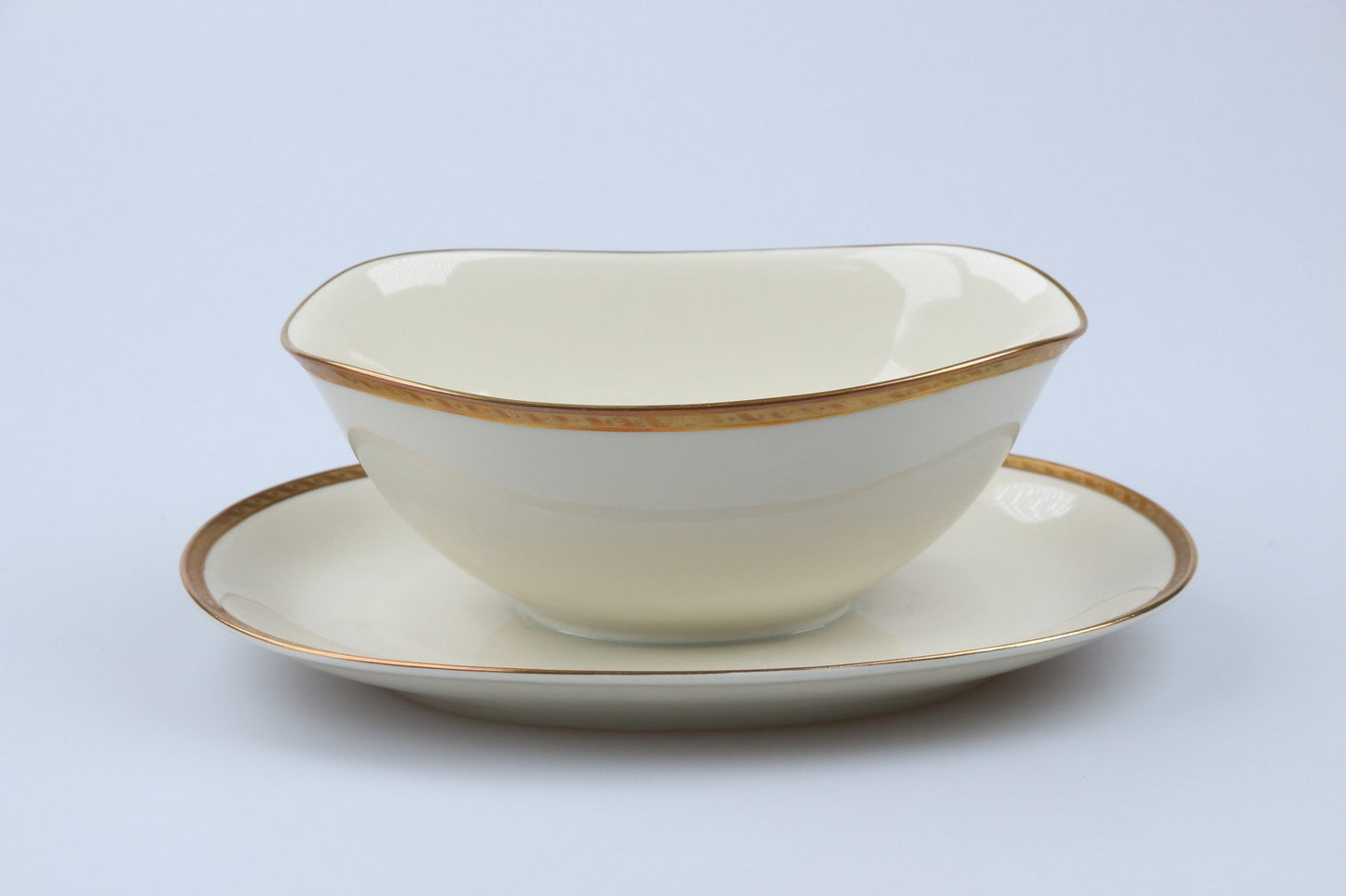 Sauciere mit Teller einteilig