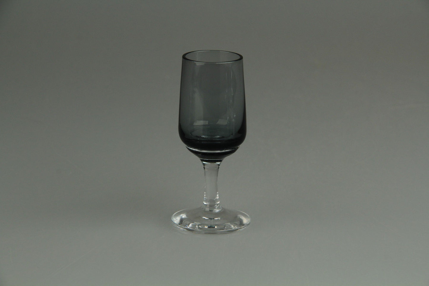 Schnapsglas auf Fuß