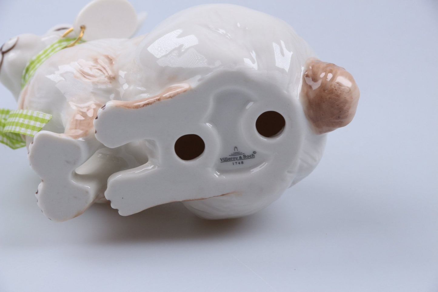 Osterhase sitzend mit grüner Schleife