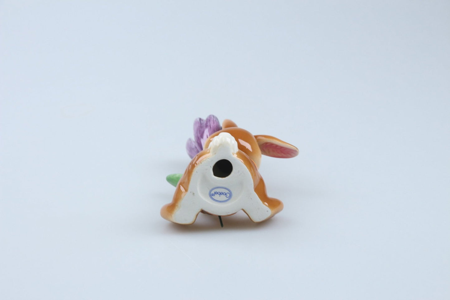 Osterhase sitzend mit Lila Blume