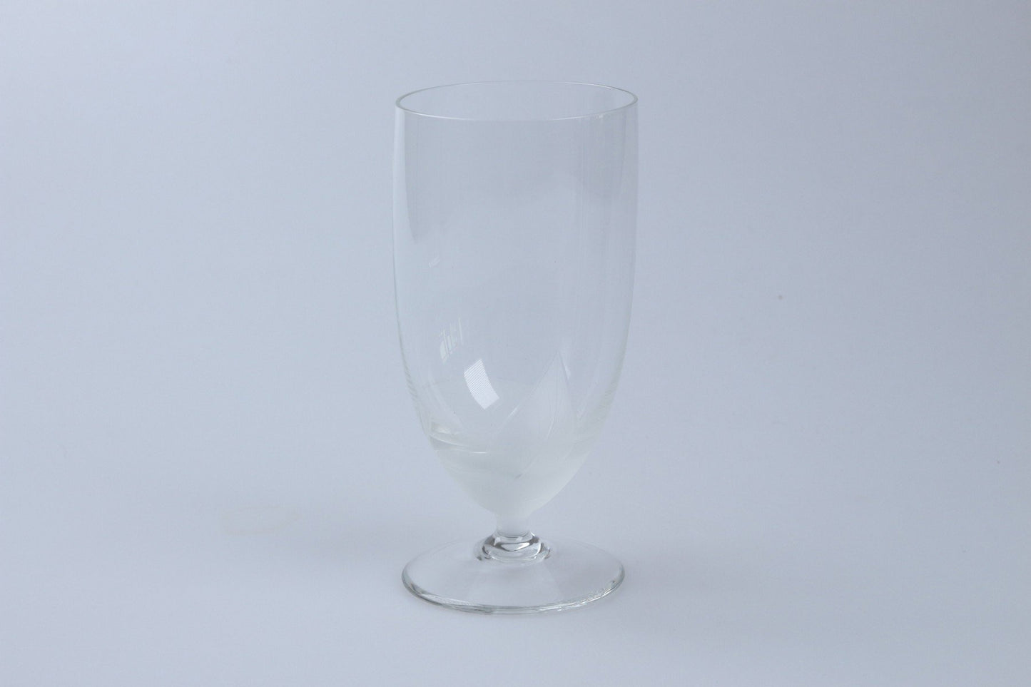 Glas auf Fuß