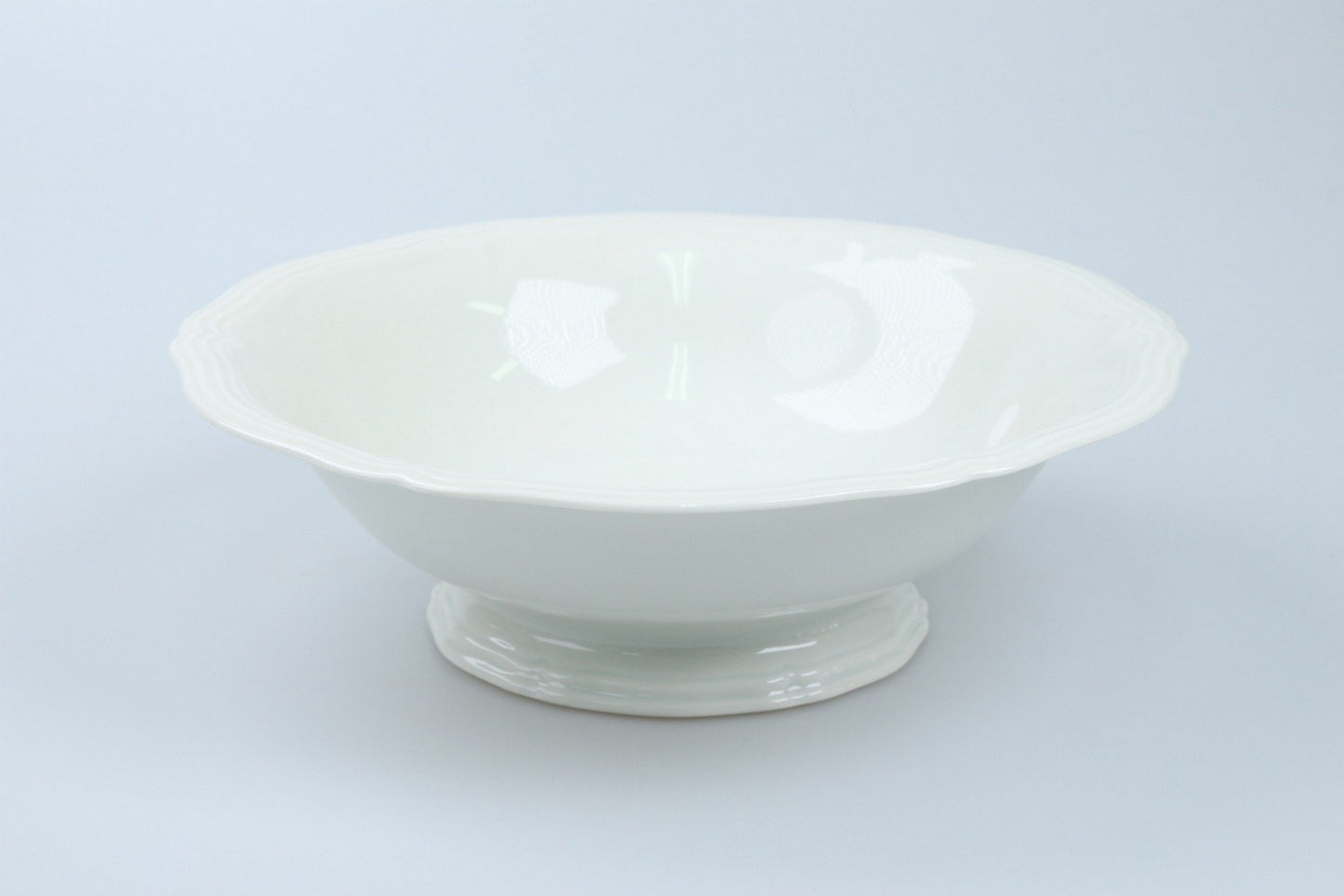 Schüssel groß auf Fuss