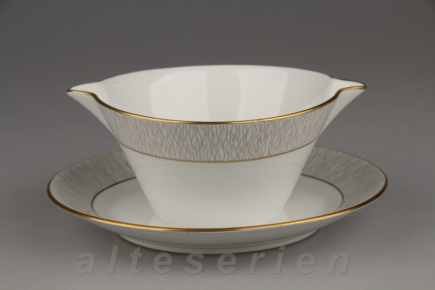 einteilige Sauciere mit Gießer