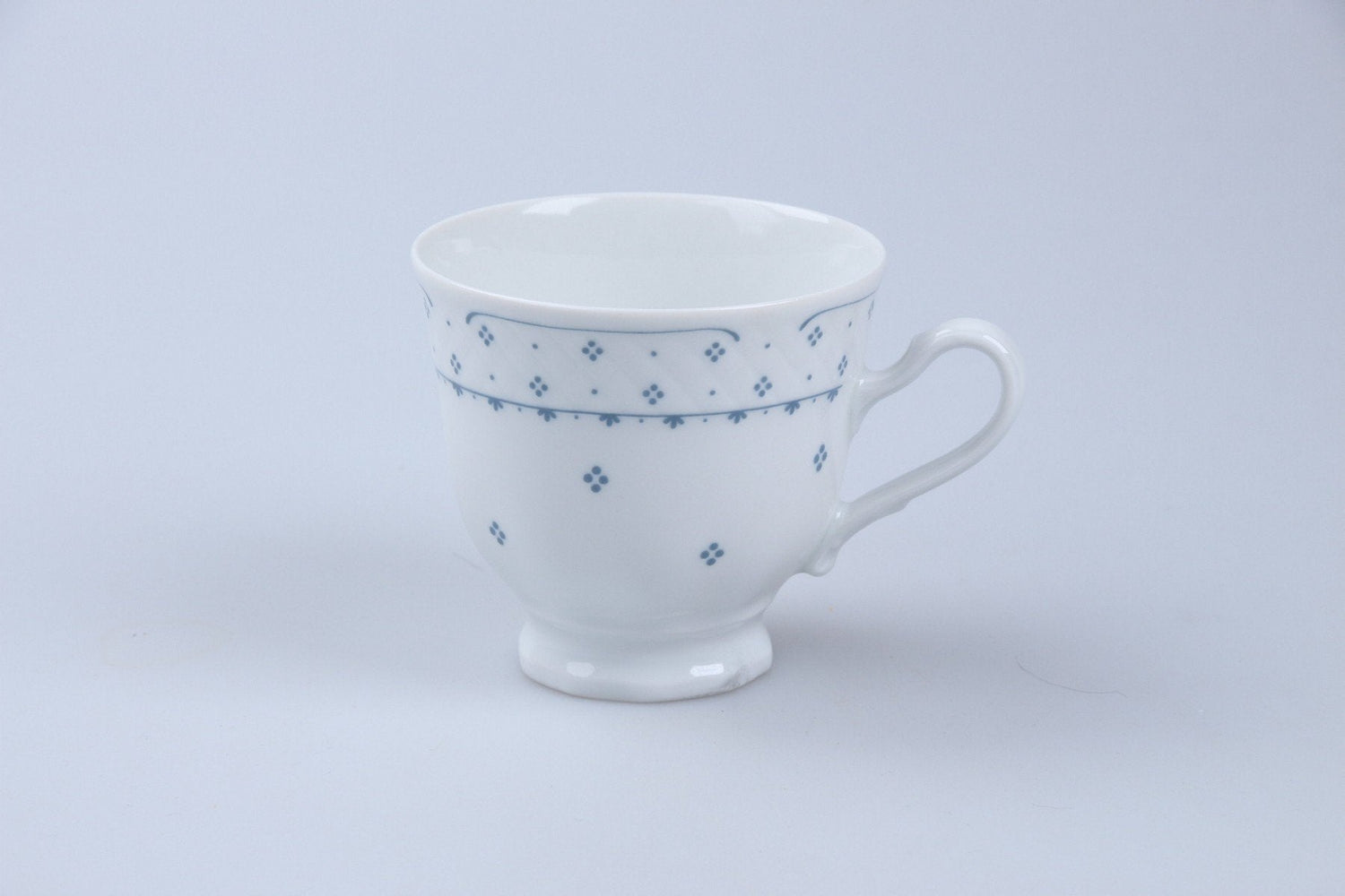 Eschenbach - La Reine - Form 800 - blaue Punkte