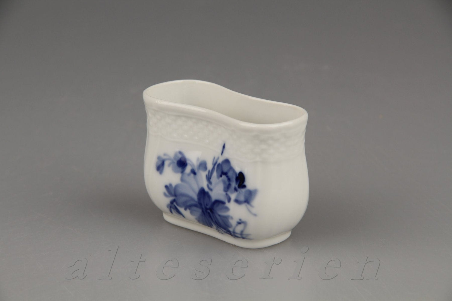 Royal Copenhagen - Blaue Blume geschweift II. Wahl