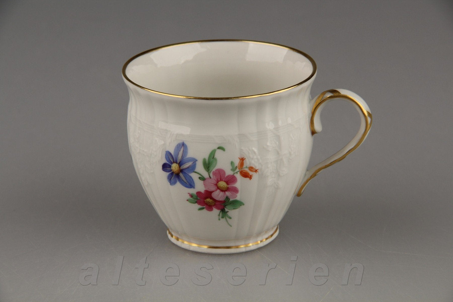 KPM Berlin - Rocaille I.Wahl - Bunte Blume mit Goldrand Dekor 36