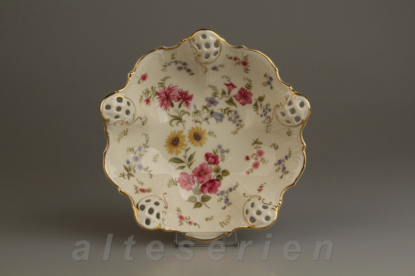 Schale mit Durchbruch