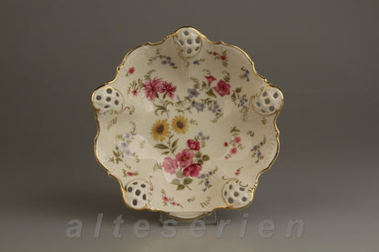 Schale mit Durchbruch