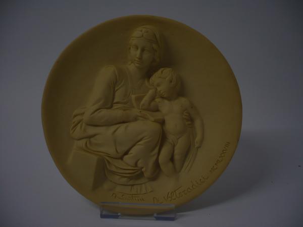 Wandteller mit fester Wandaufhängung