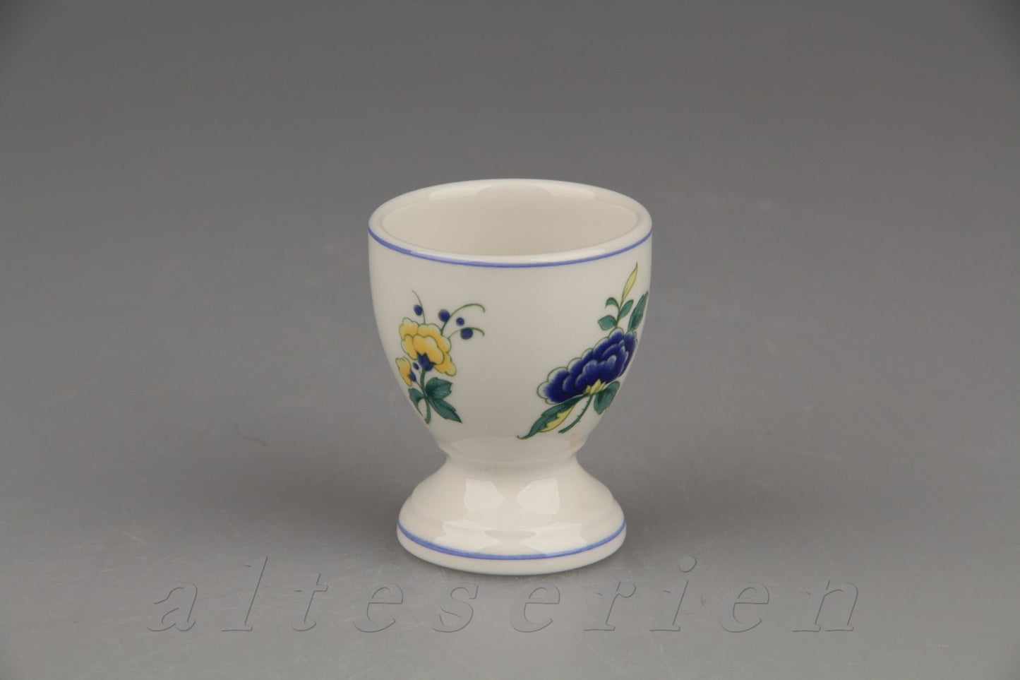 Eierbecher auf Fuß - Typ II