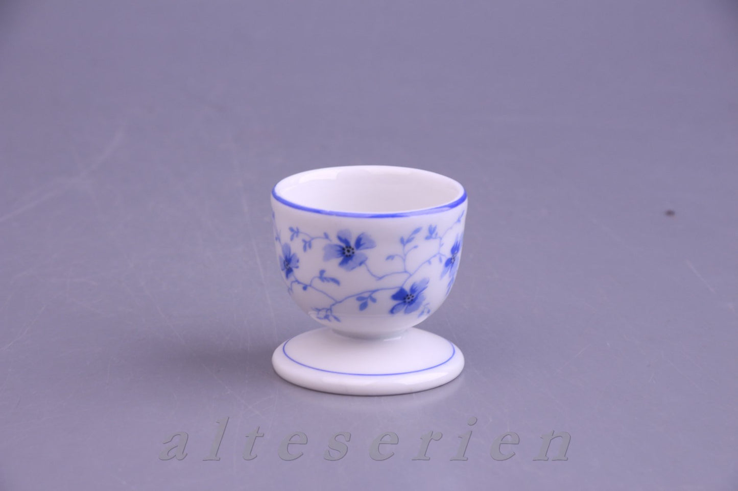 Eierbecher auf Fuß H 4,5 cm