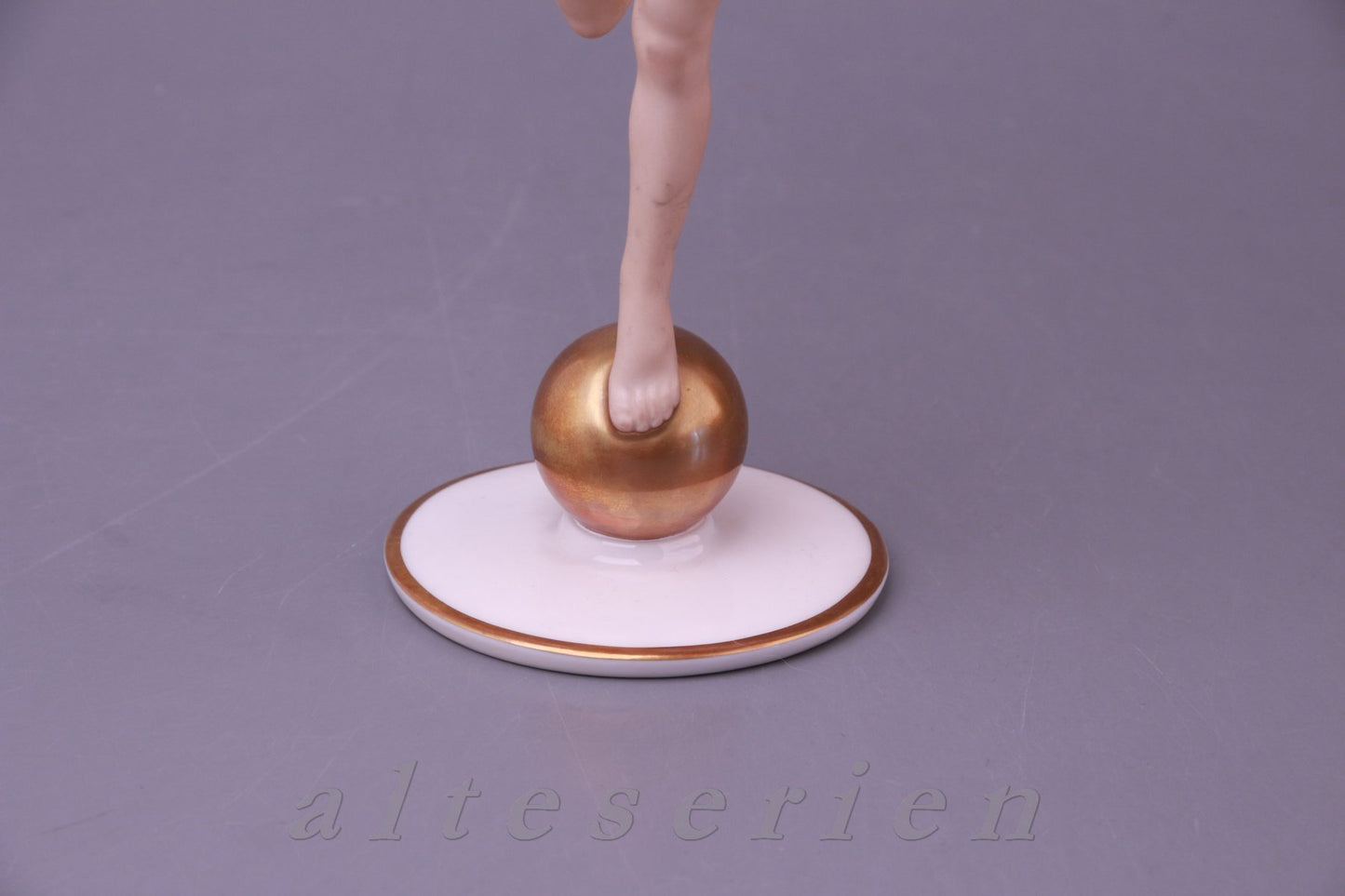 Sonnenkind auf Goldkugel K. Tutter