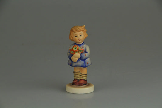 Mädchen mit Blumenstrauss