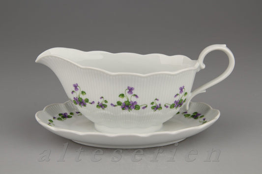 einteilige Sauciere mit Teller