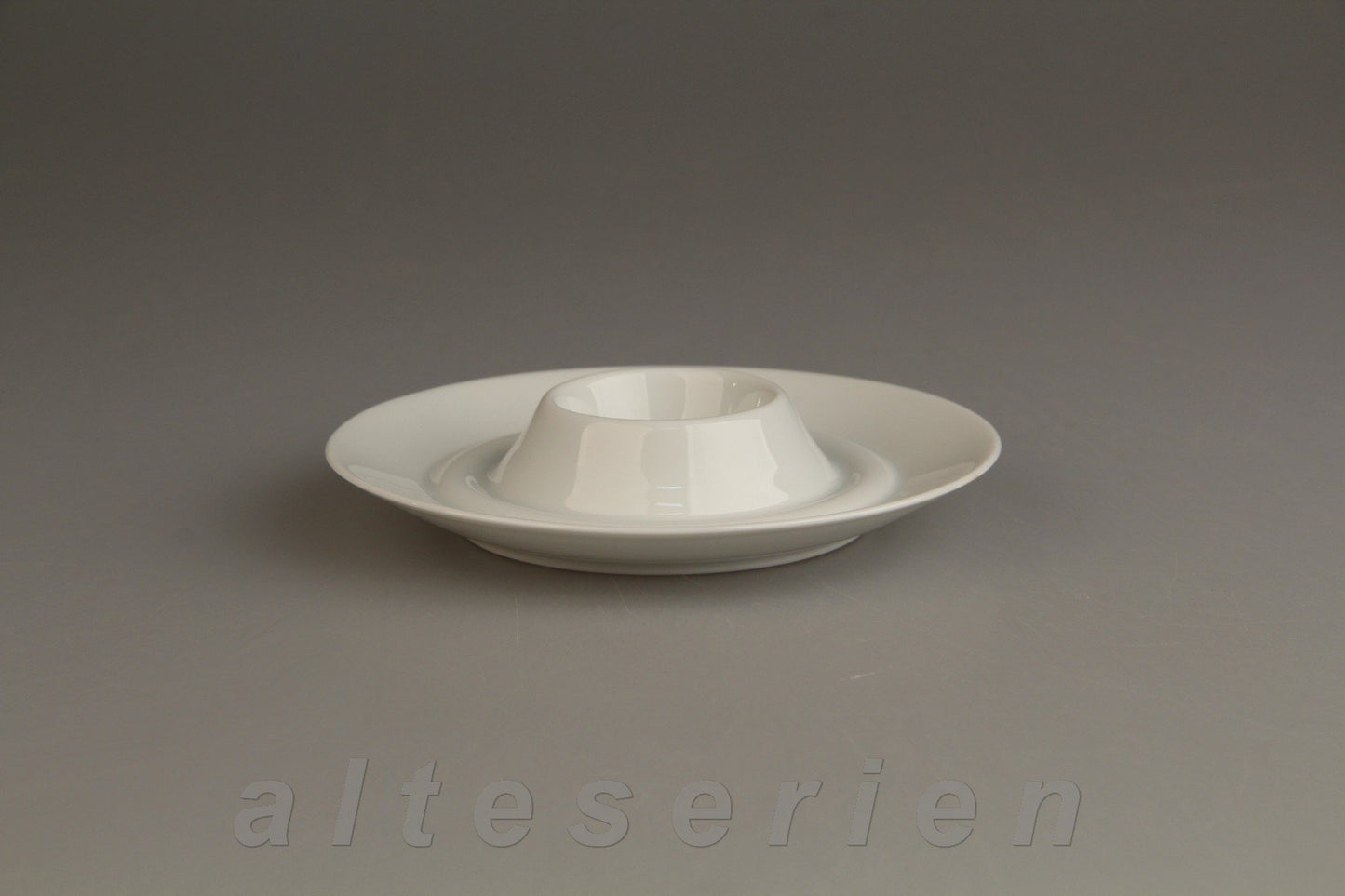 Eierbecher mit Schalenablage