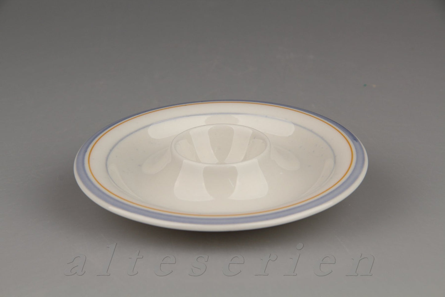 Eierbecher mit Schalenablage