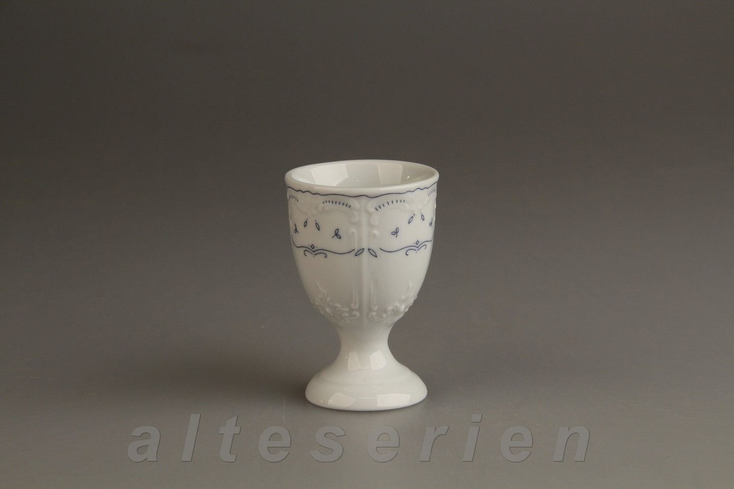 Eierbecher auf Fuß
