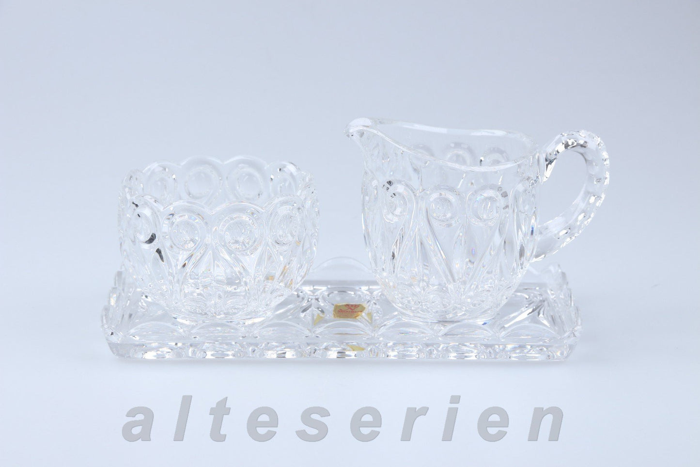 Tablett mit Zucker und Milch