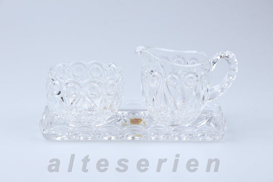 Tablett mit Zucker und Milch