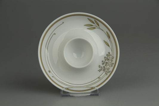 Eierbecher mit Schalenablage