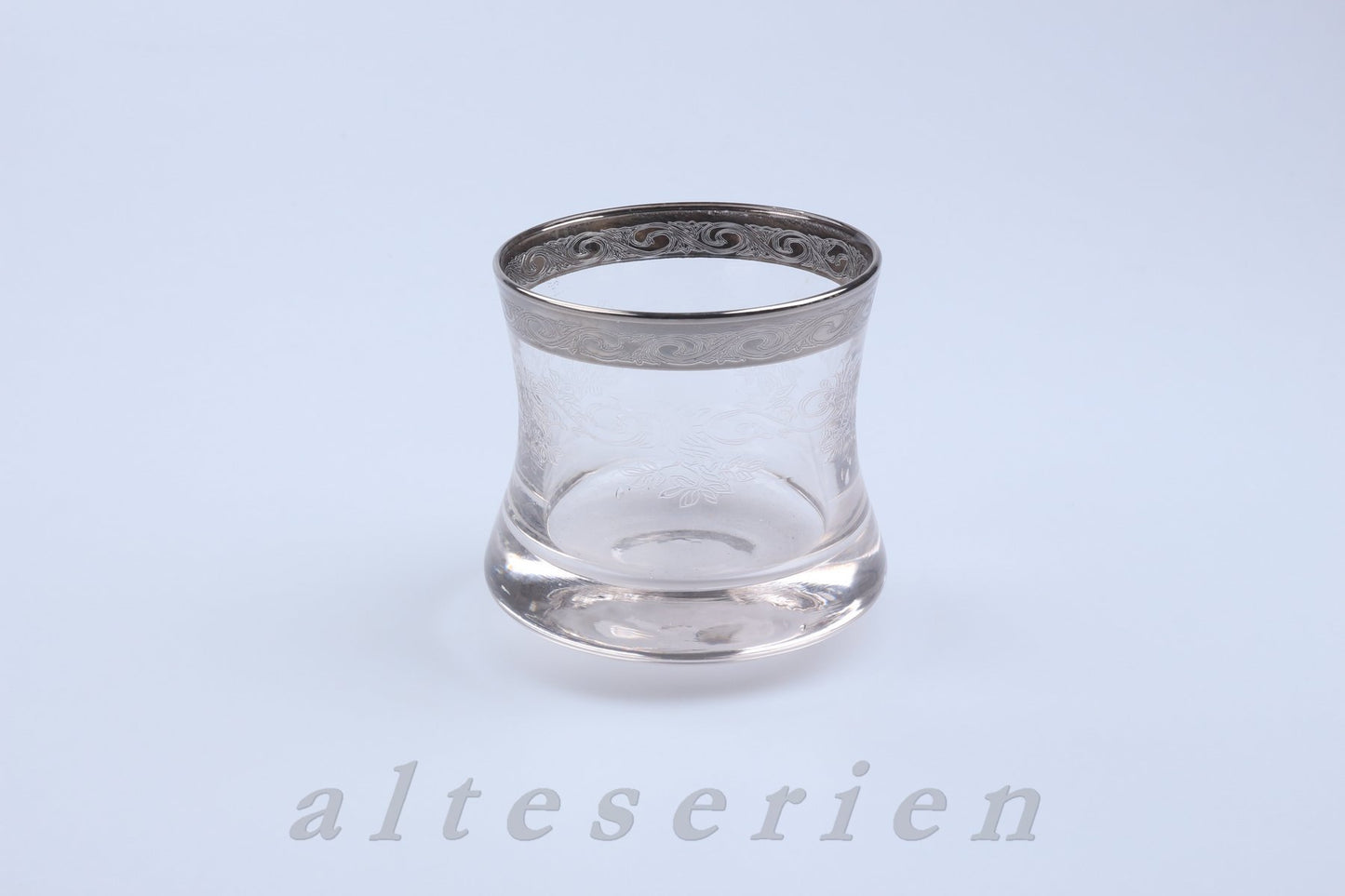 Whiskyglas Whiskybecher geschwungen