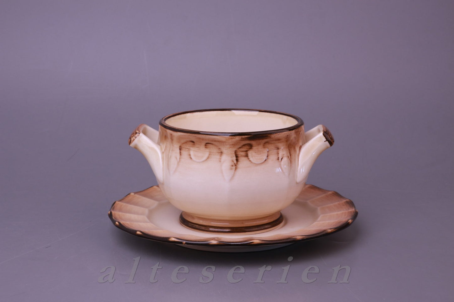 Sauciere mit Teller einteilig