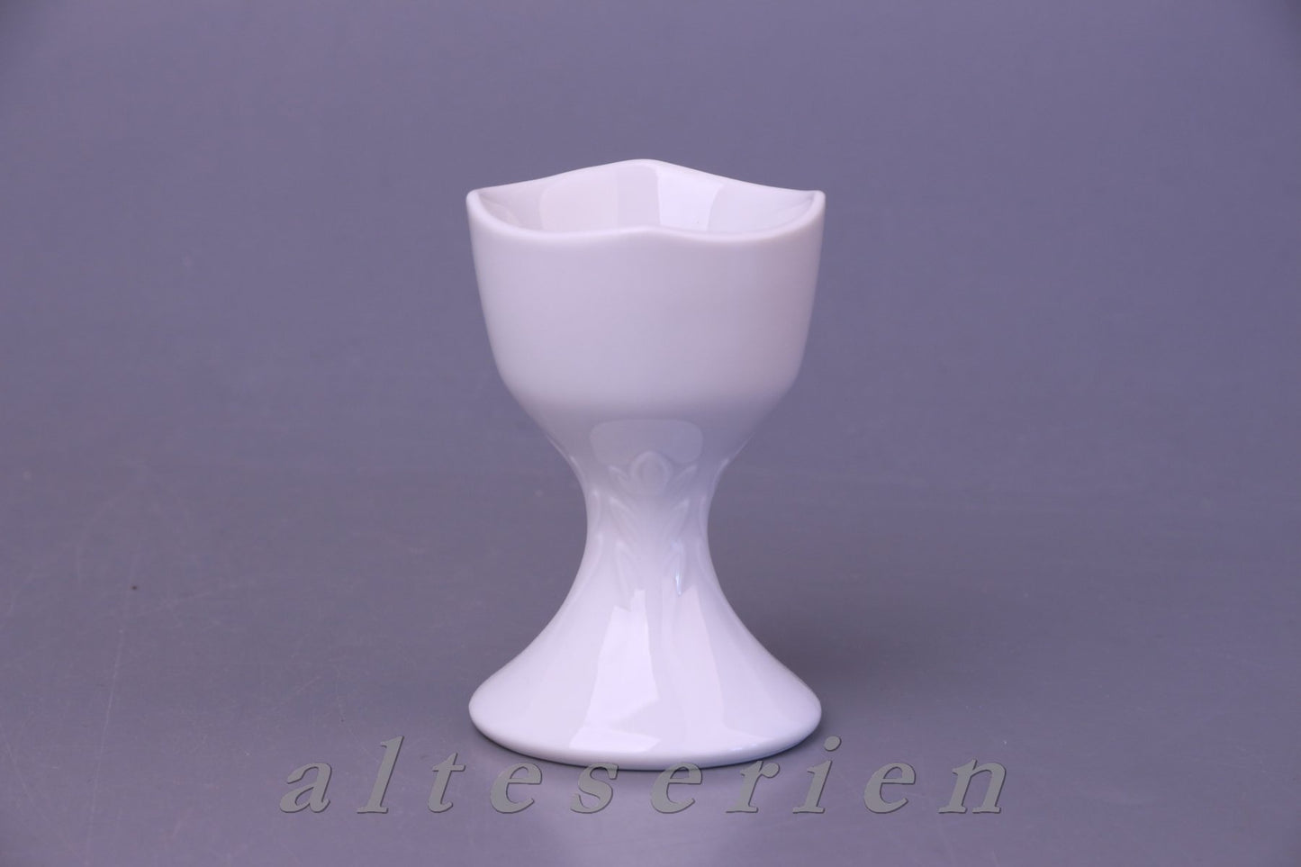 Eierbecher auf Fuß Blattdekor