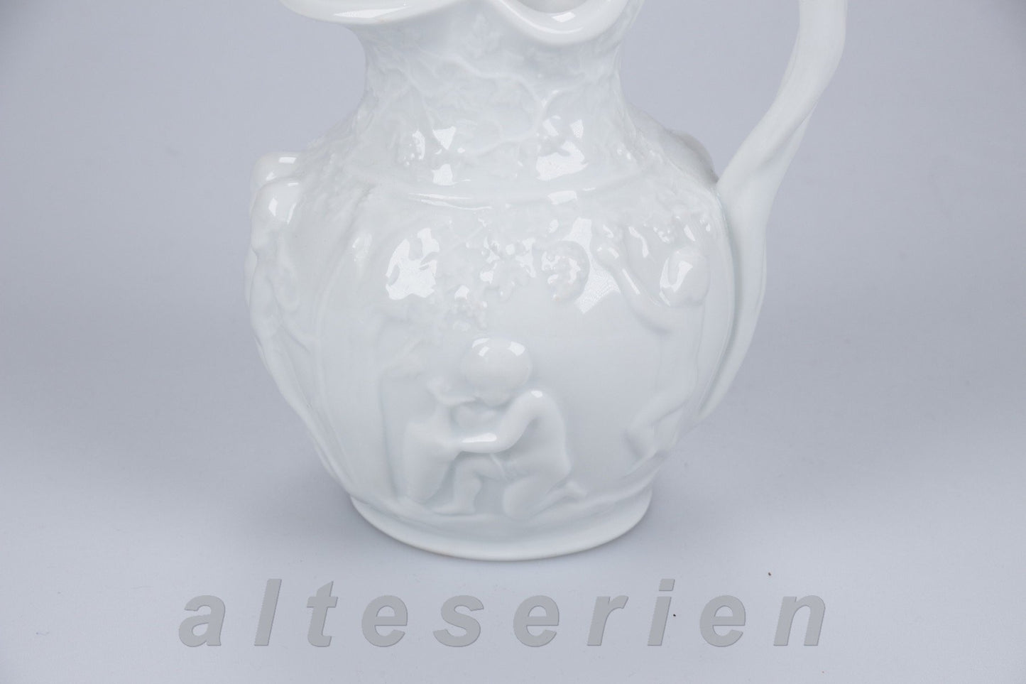 Krug Reliefdekor Putto