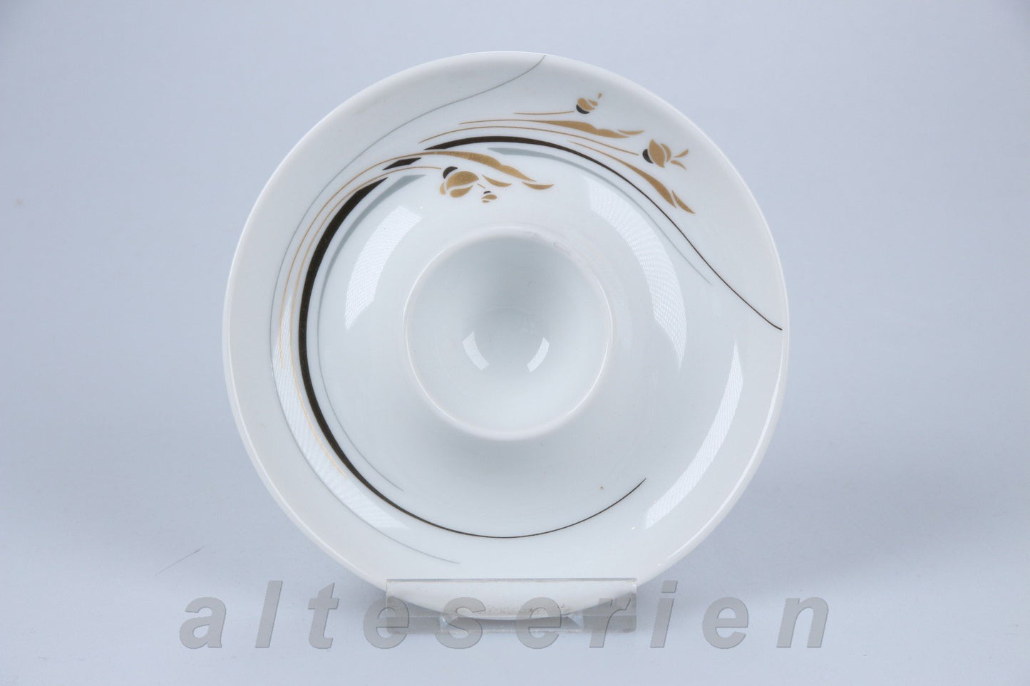 Eierbecher mit Schalenablage