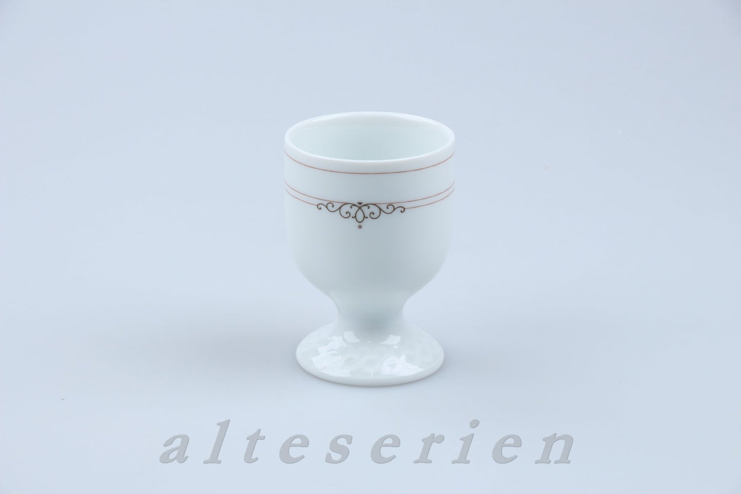 Eierbecher auf Fuß