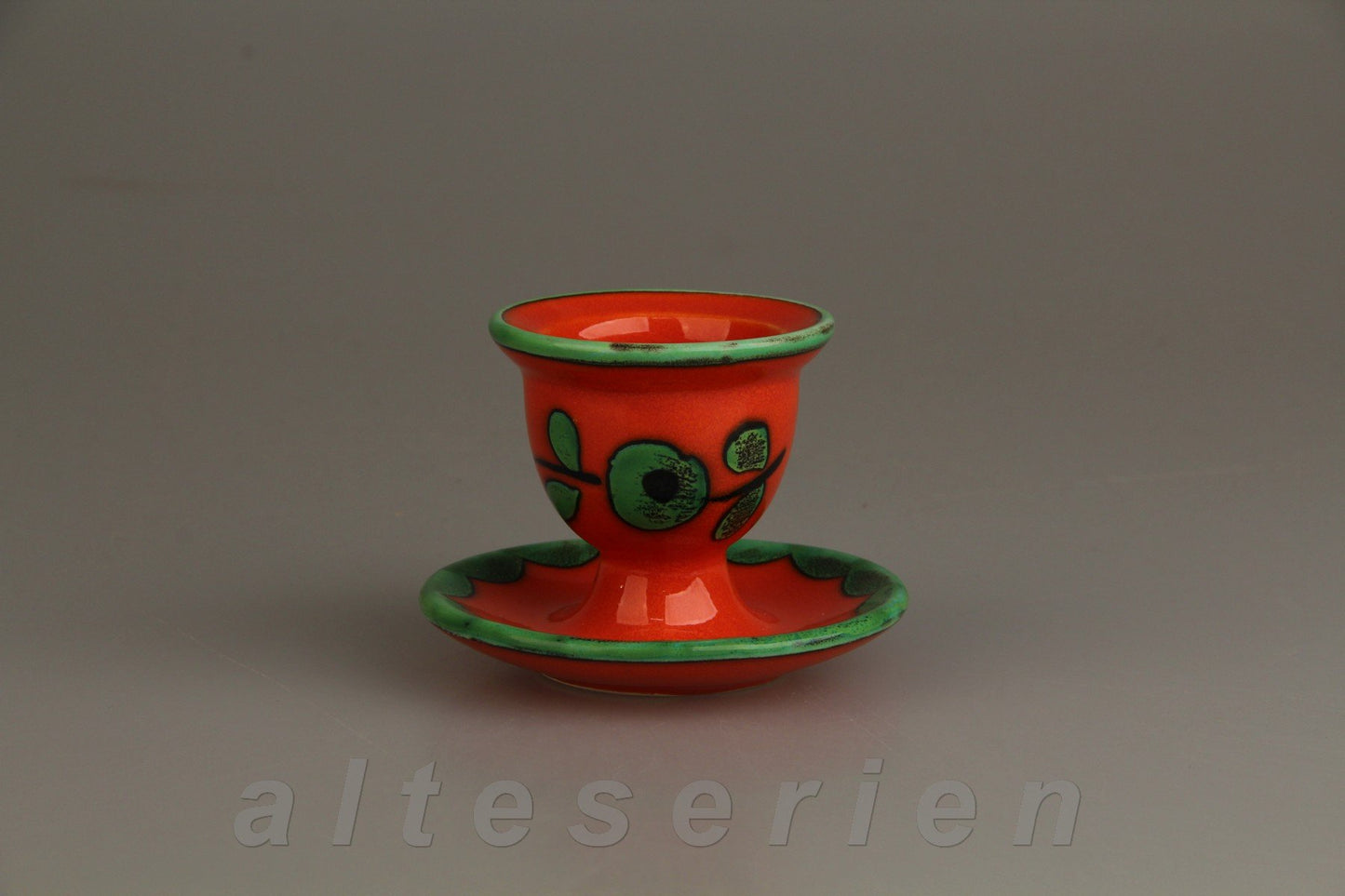 Eierbecher mit Schalenablage