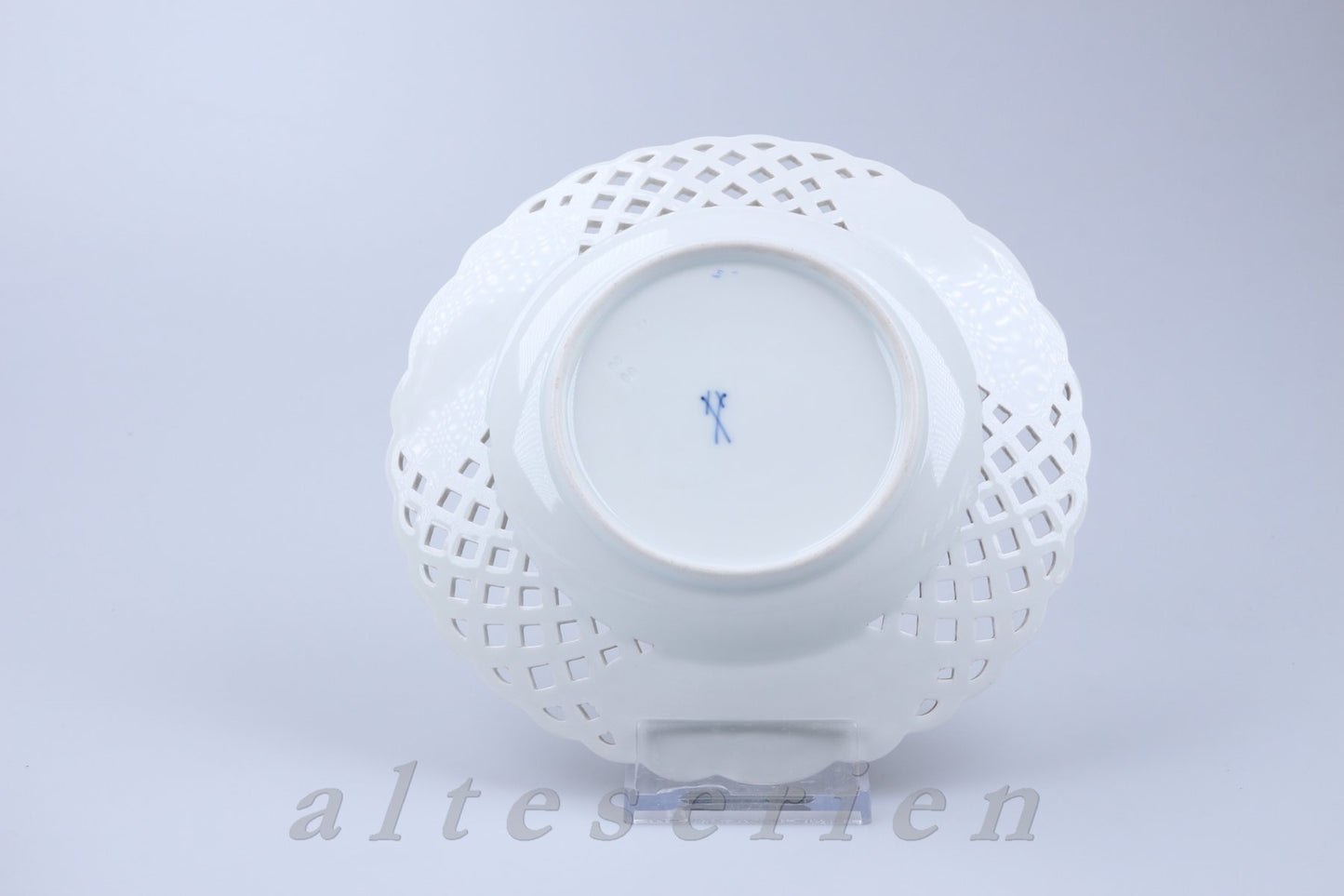 Durchbruchteller Knaufzeit Glockenblume mit Insekt I.Wahl