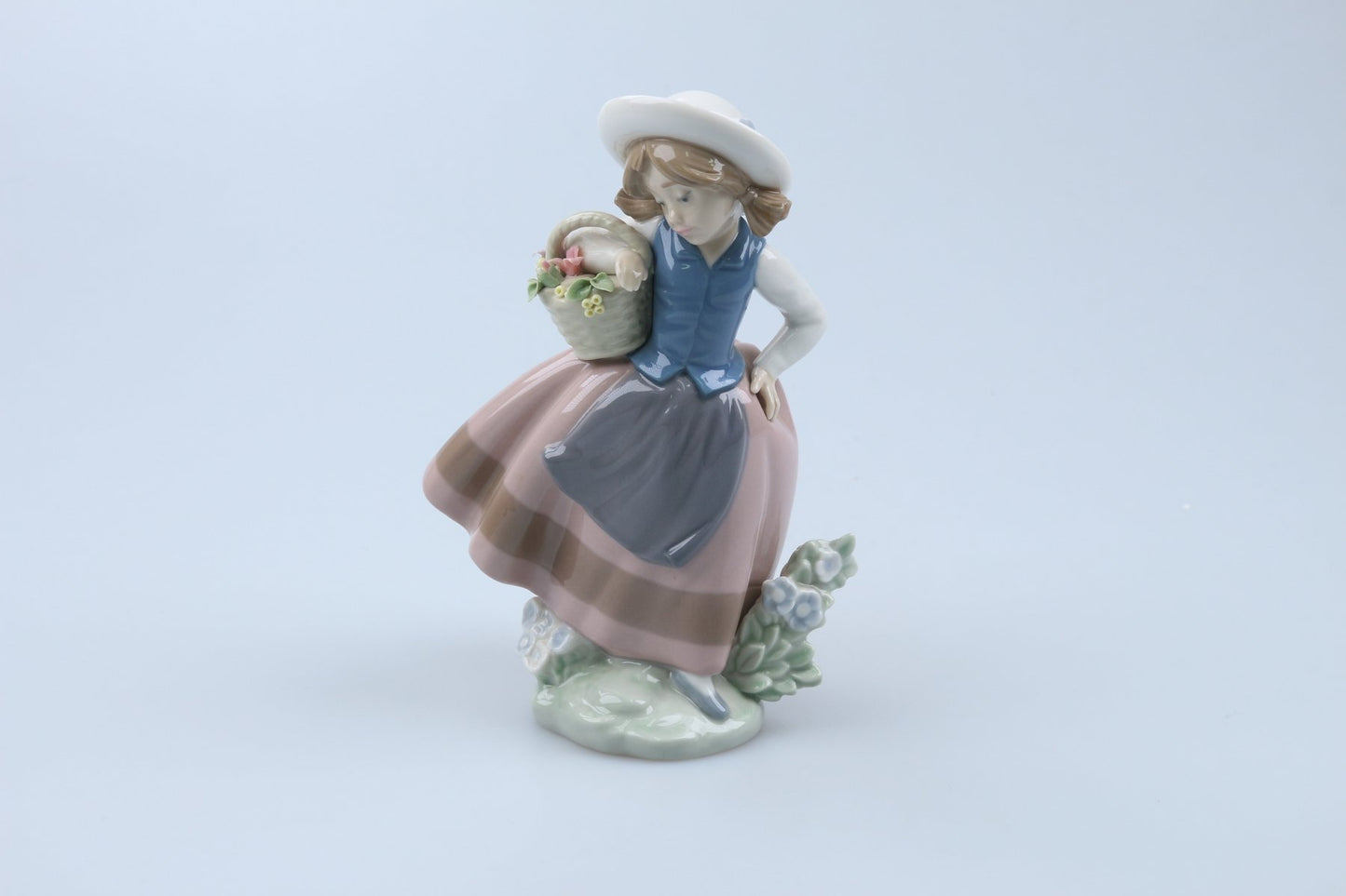 Mädchen mit Korb (Modell: 5221)