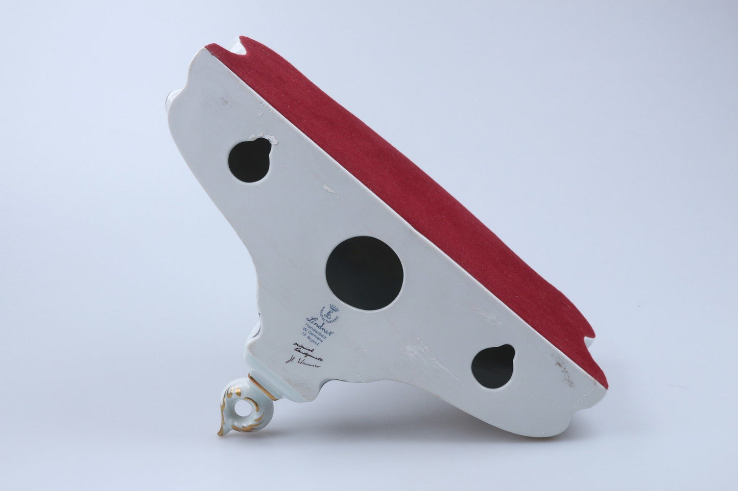 Wandregal aus Porzellan