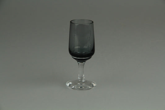 Schnapsglas auf Fuß