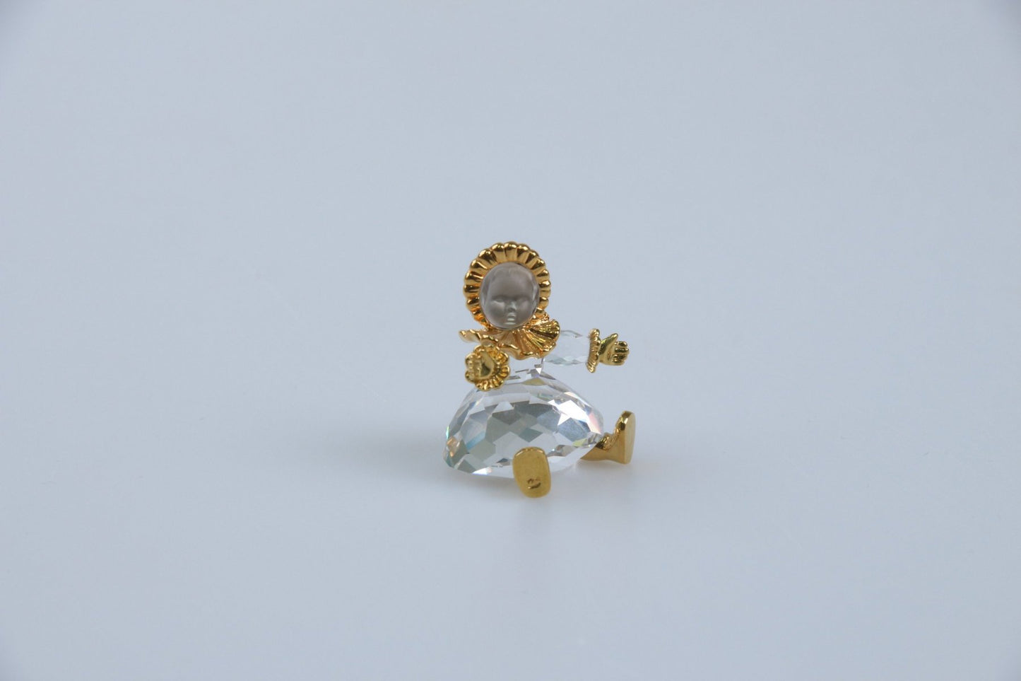 Mädchen sitzend Baby ohne OVP