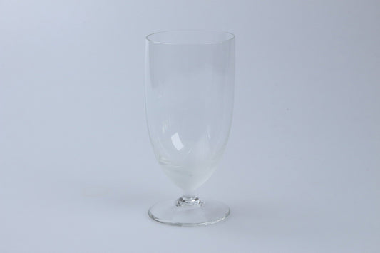 Glas auf Fuß